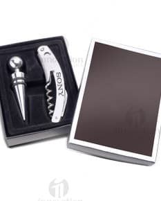 Conheça o kit vinho - 19, um conjunto moderno e elegante para os amantes de vinho. Com design vintage e tecnologia de ponta, este kit é perfeito para presentear ou desfrutar em casa. Garanta já o seu e aproveite momentos especiais com muito estilo e sofisticação.