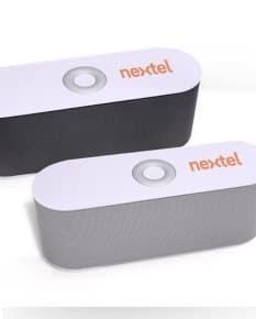 Caixa de som Bluetooth em metal prateado, moderna, com design clean. Contém botões de controle, entrada para cartão e conexão digital. Ideal para reprodução de música com alta qualidade sonora.