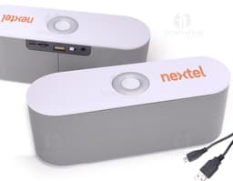 Caixa de som Bluetooth em metal prateado, moderna, com design clean. Contém botões de controle, entrada para cartão e conexão