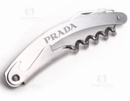 Saca-rolhas de metal com diversas funcionalidades, como abridor de garrafas e ferramenta manual. Feito de aço inoxidável
