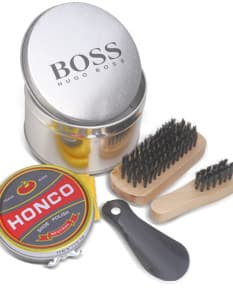 O Kit Engraxate - 02 é o acessório perfeito para manter seus sapatos impecáveis. Composto por pó e escova de metal, este produto garante um polimento profissional e duradouro. Prático e compacto, pode ser facilmente armazenado em sua bolsa ou gaveta. Adquira já o seu e mantenha seus calçados sempre brilhantes!