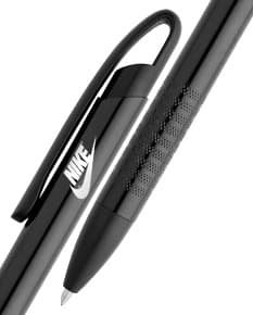 Caneta de metal para escrita precisa e elegante. Perfeita para uso no escritório ou em casa. Feita em aço cromado, moderna e durável. Ideal para assinar contratos, documentos e realizar anotações importantes. Adquira já a sua!