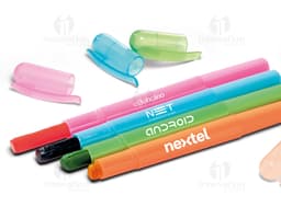 Marca texto giz de cera em formato de caneta luminosa para destacar e marcar documentos de forma criativa e colorida. Ideal