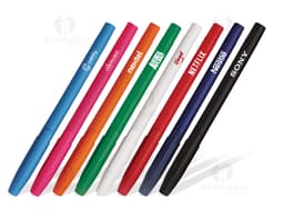 Caneta plástica colorida com tampa e carga seca. Ideal para uso no escritório, na escola ou em trabalhos artísticos. Durável