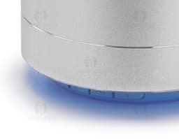 Caja de sonido moderna en aluminio con diseño elegante y brillante. Perfecta para su escritorio, ofreciendo calidad de sonido