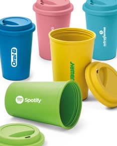 Copo para viagem de 450ml, feito de plástico, na cor preta, design criativo, com tampa e alça para fácil transporte. Ideal para bebidas quentes ou frias durante viagens ou no dia a dia.