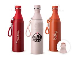 Garrafa térmica de 500ml em plástico transparente, com tampa. Perfeita para armazenar líquidos como água, sucos ou chás.