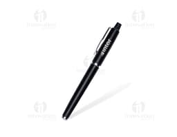 Conjunto executivo composto por notebook preto e bloco de notas de couro preto sobre uma mesa de escritório. O notebook está
