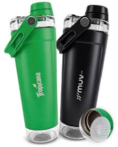 Coqueteleira Térmica 650ml em metal prateado e plástico preto, com design elegante. O objeto contém líquido transparente e está fechado com tampa. Ideal para preparar bebidas geladas e saudáveis, mantendo a temperatura por mais tempo.