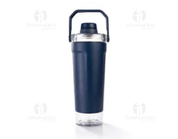 Coqueteleira Térmica 650ml em metal prateado e plástico preto, com design elegante. O objeto contém líquido transparente e