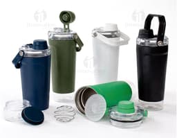 Coqueteleira Térmica 650ml em metal prateado e plástico preto, com design elegante. O objeto contém líquido transparente e