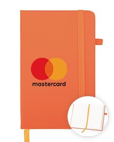 Ícone em forma de caderno de papel em branco, com disco e caixa de software ao redor. O design é em 3D e está dentro de um container com um sinal de embalagem. Há um pacote com etiqueta vazia, conjunto de gráficos e cartão de dados. O produto de negócios é feito de papelão vazio e inclui elementos de forma e cópia compacta. Arte de embalagem de varejo web com informações sobre botão de nota, embrulho e banner de escritório. Brilhante e colorido com ícone de coração rosa e laranja, adequado para celebração e loja de cuidados. Tecnologia de comunicação com sombra de desenho animado e texto de cabeçalho de objeto laranja moderno. Decoração de padrão criativo coleção de nação com moldura. Adesivo de nação digital quadrado com ícones de cuidado, venda e nacional.
