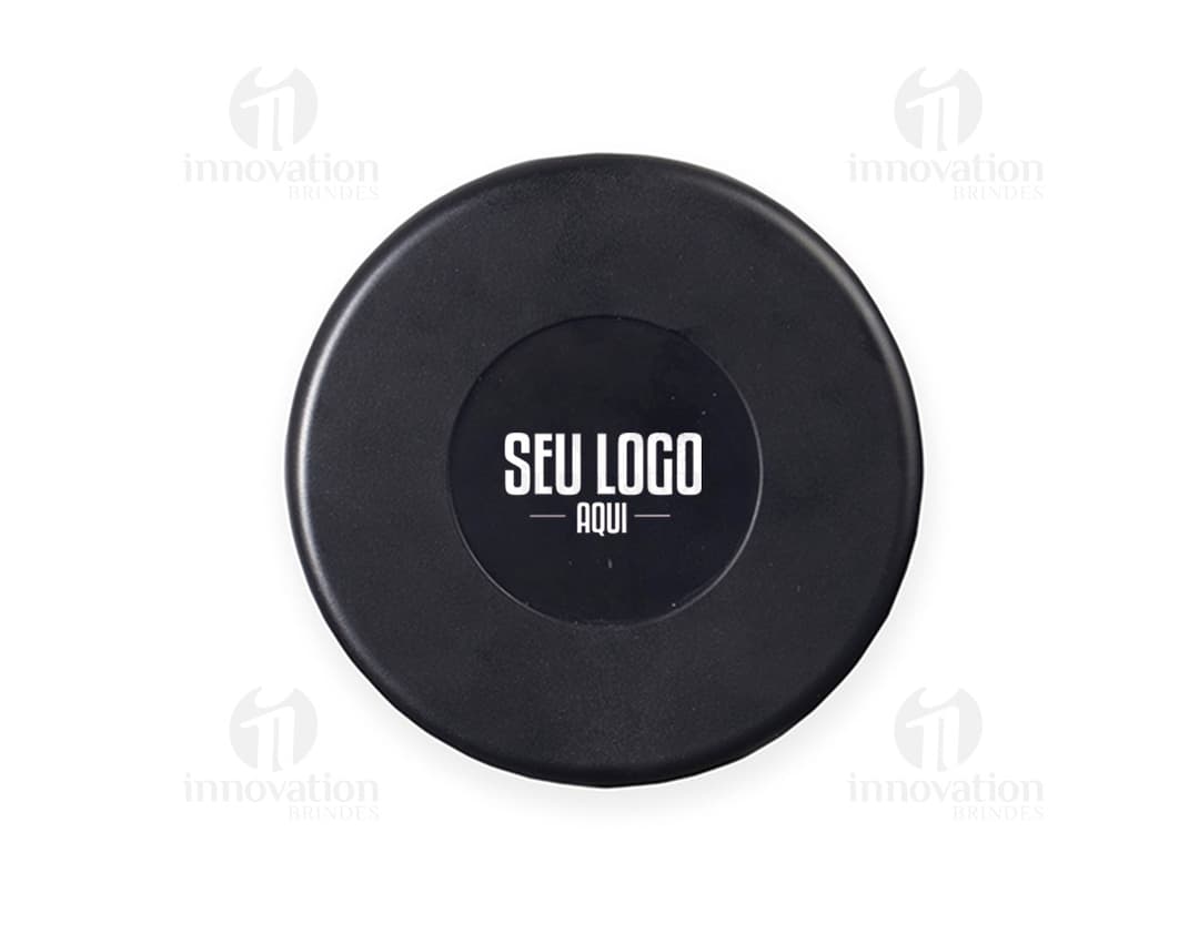 Puck de metal preto brilhante com símbolos de seta, círculos e botões, representando um Kit Cabo USB-C com 3 Adaptadores.