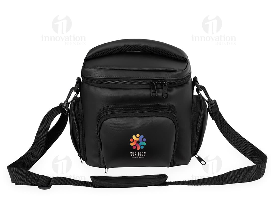 Bolsa térmica de 7 litros em couro preto, com alça única, fecho de zíper, elegante e moderna. Ideal para viagens, negócios