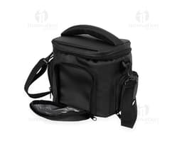 Bolsa térmica de 7 litros em couro preto, com alça única, fecho de zíper, elegante e moderna. Ideal para viagens, negócios