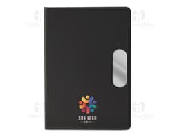 Caderno em PU com placa em metal, objeto digital com design moderno e espaço vazio para etiqueta. Aparece em um ambiente de