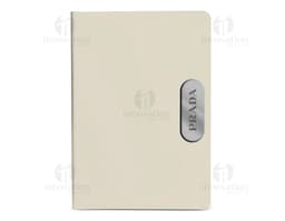 Caderno em PU com placa em metal, objeto digital com design moderno e espaço vazio para etiqueta. Aparece em um ambiente de