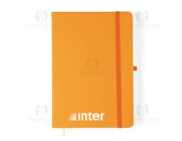 Foto eines matten Notizbuchs mit Linie, in modernem und leerem Design. Das Objekt hat einen Metallknopf und einen