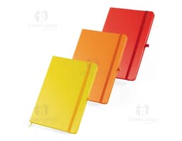 Foto eines matten Notizbuchs mit Linie, in modernem und leerem Design. Das Objekt hat einen Metallknopf und einen