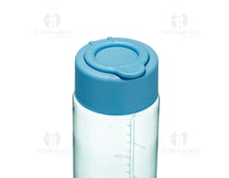 Garrafa plástica amarela de 500ml contendo líquido transparente, objeto de cuidados de higiene e saúde.