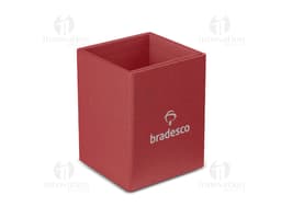 Porta lápis feito de papelão marrom, embalagem vazia e reciclável com design simples.