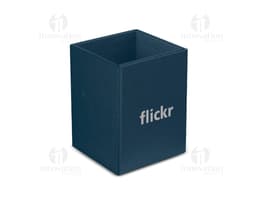 Porta lápis feito de papelão marrom, embalagem vazia e reciclável com design simples.