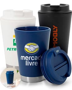 Container de viagem em PP preto, 3D, feito de metal, com tampa e design de cilindro. O copo tem capacidade para bebidas quentes como café ou chá, e possui reflexos brilhantes.