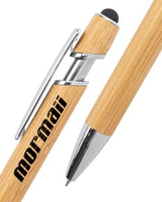 Caneta esferográfica em bambu de cor amarela, sobre um fundo preto. O objeto é feito de bambu e metal, sendo uma ferramenta de escrita e desenho. A ponta é afiada e o acabamento é em madeira, sendo um produto de design e artístico.