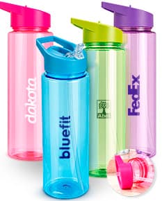 garrafa plástica de 800ml com bico, em cor rosa, item de higiene e cuidados pessoais, contendo líquido.