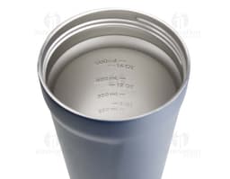 Foto de uma garrafa térmica metálica, prateada e limpa, com tampa preta. A garrafa está vazia e sem nenhum líquido visível.