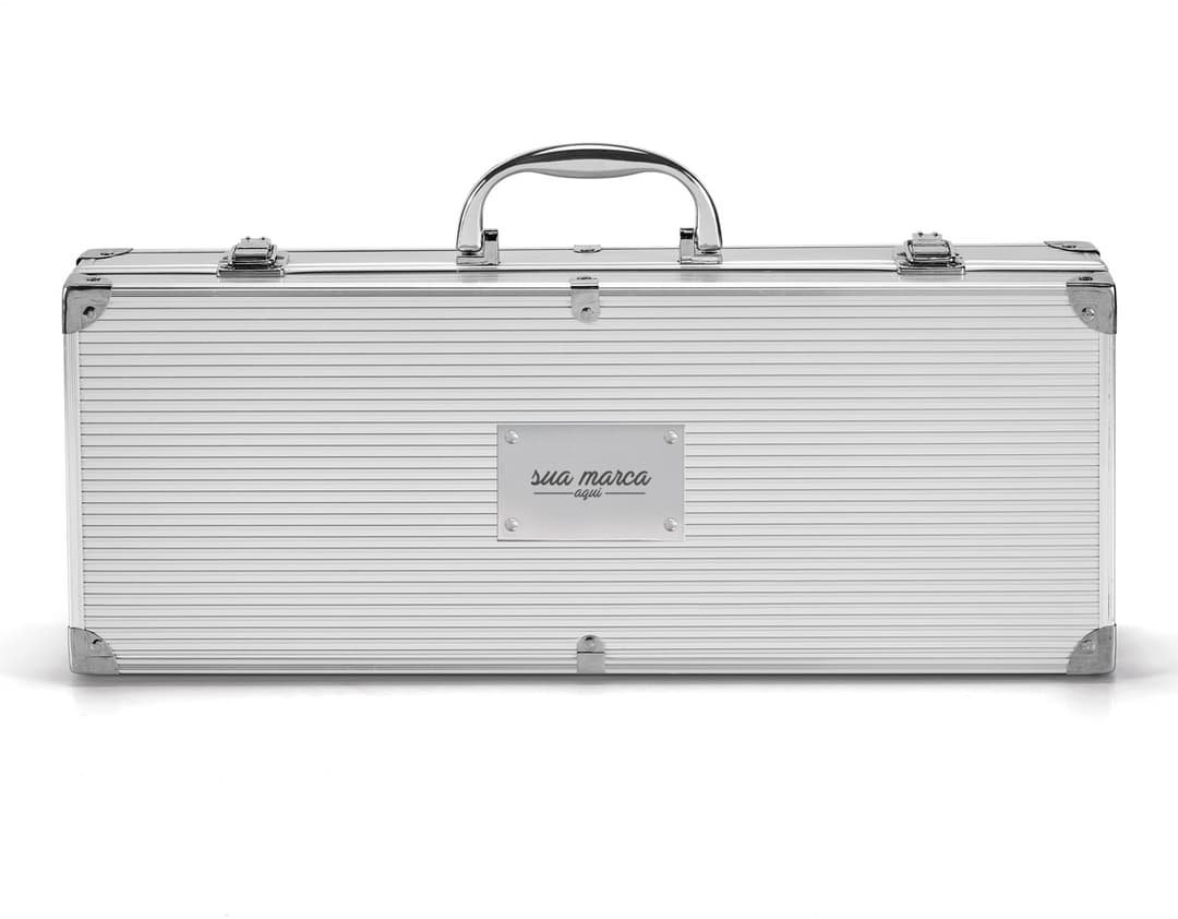 BBQ set in an aluminum case, ideal for your trips and outings. Safe and practical, it features sturdy handles and a secure