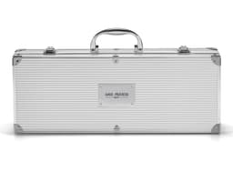 BBQ set in an aluminum case, ideal for your trips and outings. Safe and practical, it features sturdy handles and a secure