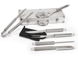 BBQ set in an aluminum case, ideal for your trips and outings. Safe and practical, it features sturdy handles and a secure