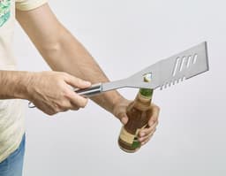 BBQ set in an aluminum case, ideal for your trips and outings. Safe and practical, it features sturdy handles and a secure