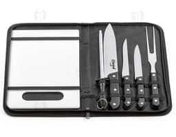 Kit churrasco em maleta de couro sintético, ideal para viagens de negócios ou passeios de barco. Prático e moderno, possui