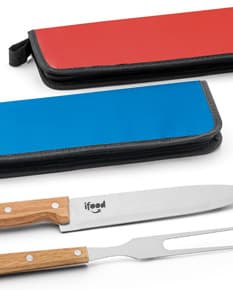 Imagem de um kit de churrasco de qualidade, contendo faca de aço inoxidável afiada e cabo de plástico resistente. Ideal para uso em diferentes ocasiões, do churrasco de domingo em família ao evento de negócios. Ferramenta essencial para os amantes de carne e profissionais da área de gastronomia. Garanta já o seu kit churrasco completo e prático.
