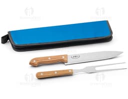 Imagem de um kit churrasco completo, com faca de aço afiada e utensílios de qualidade. Ideal para preparar deliciosos