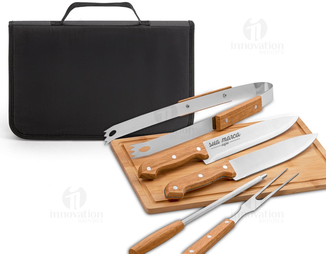 Kit churrasco com faca de aço inoxidável e tesoura afiada. Ideal para negócios e momentos de lazer. Acompanha alça de couro e