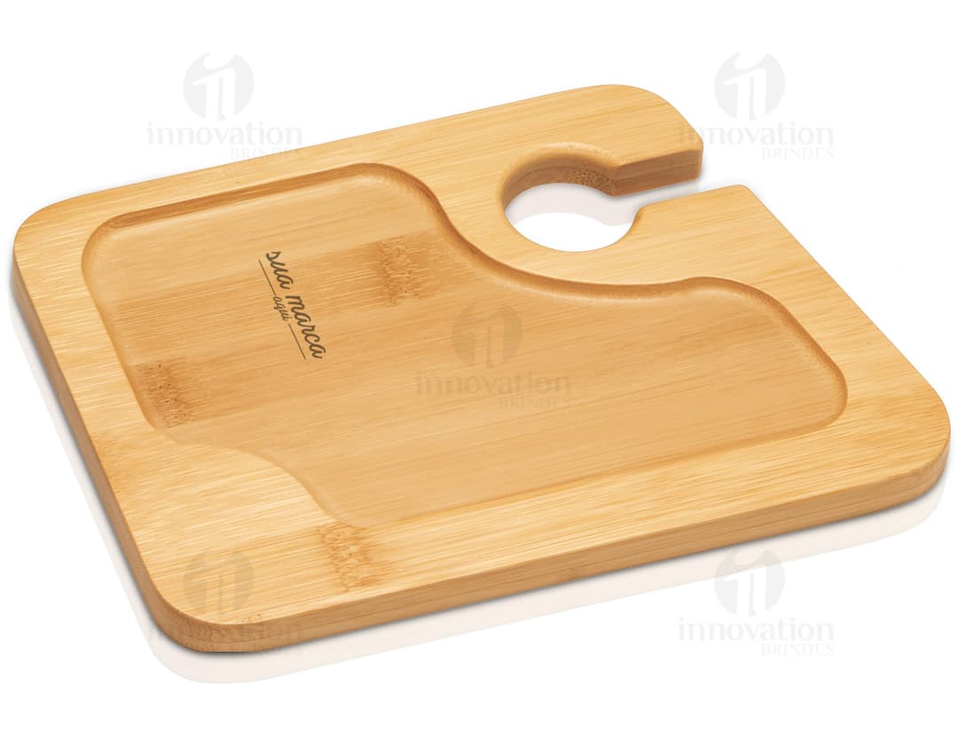 Tábua de madeira para cozinha, ideal para cortar alimentos com praticidade e segurança. Produto em aço inoxidável e