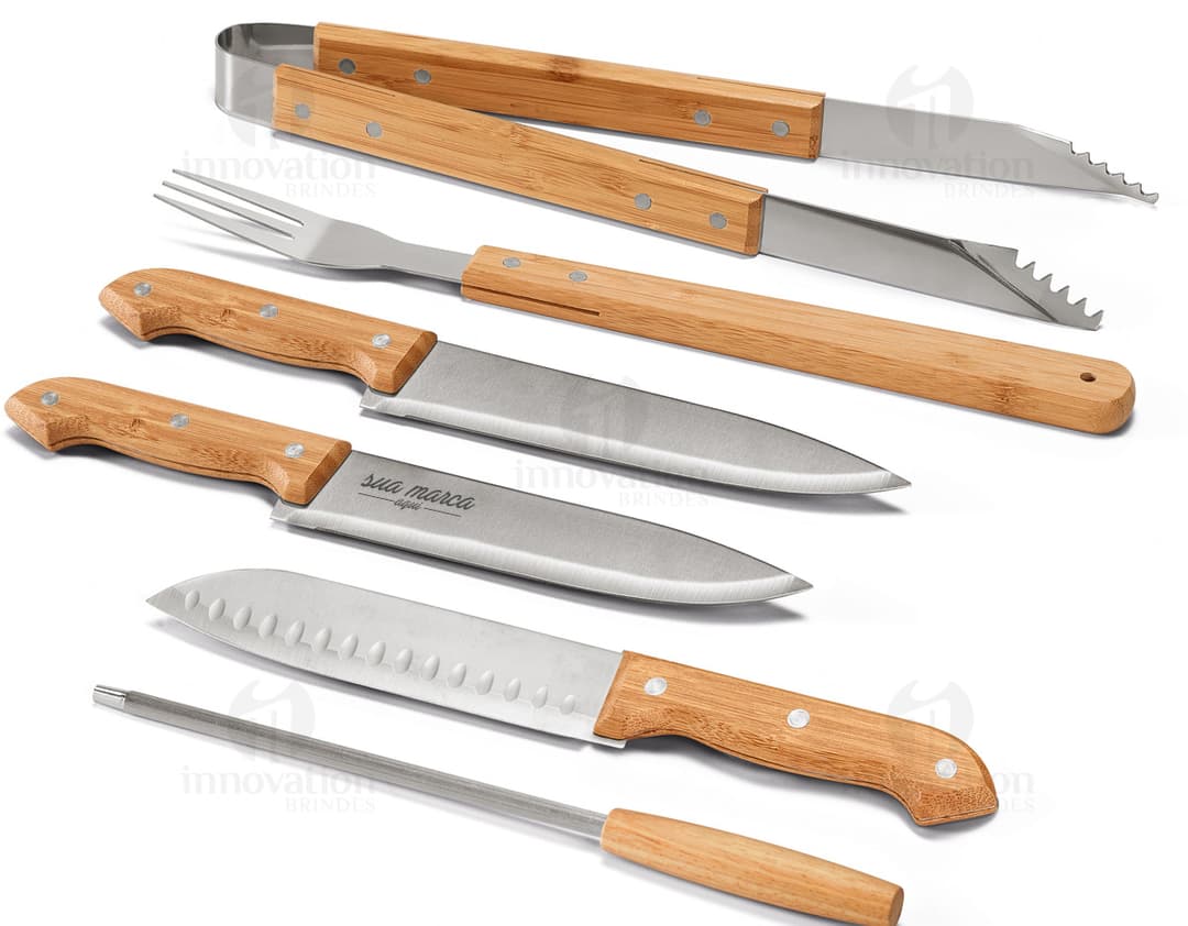 Imagem de um kit churrasco com faca afiada de aço inoxidável e cabo de madeira. Ideal para churrascos em família e para os