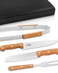 Kit churrasco inox e bambu 4 peças sobre uma mesa de madeira com um design moderno e elegante.