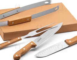 Kit churrasco inox e bambu 4 peças sobre uma mesa de madeira com um design moderno e elegante.