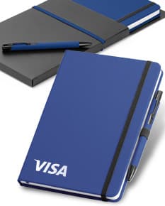 Kit de caderno e esferográfica de alta qualidade para te acompanhar em reuniões de negócios, estudos ou escrita criativa. Perfeito para manter suas ideias organizadas e registrar informações importantes. Feito com couro legítimo e papel de alta gramatura, garantindo durabilidade e sofisticação. Adquira já o seu e esteja sempre preparado!