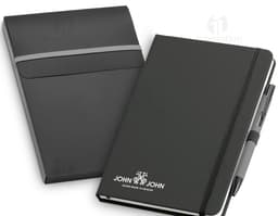 Conjunto de caderno e esferográfica, perfeito para organizar suas anotações e compromissos com praticidade e elegância. Ideal