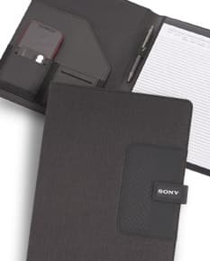 Pasta executiva de couro para guardar seus documentos e equipamentos de forma organizada. Ideal para reuniões de negócios e viagens de trabalho. Mantenha seus pertences seguros e organizados com esta pasta de alta qualidade. Compartimentos espaçosos para laptop, papéis e demais itens essenciais. Garanta já a sua!