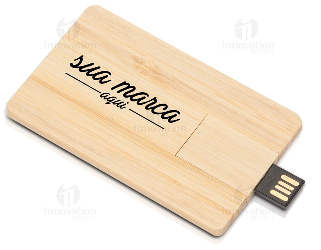 Pen drive em formato de cartão feito de madeira com capacidade de 4GB, sobre uma tábua de cortar, caixa de papelão ao lado