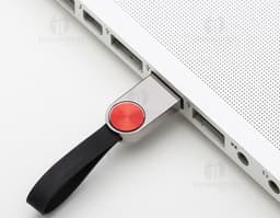 Pen drive de metal com capacidade de 4GB, acompanhado de uma caneta, papel de anotações, calculadora, notebook e outros itens