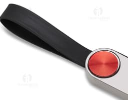 Pen drive de metal com capacidade de 4GB, acompanhado de uma caneta, papel de anotações, calculadora, notebook e outros itens
