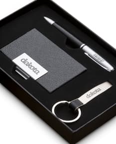 Executive Kit 3 Teile: das unverzichtbare Accessoire, um Ihre Arbeitsroutine auf ein neues Level zu heben! Mit modernem Design und hochwertigen Materialien bietet dieses Set alles, was Sie benötigen, um organisiert und produktiv zu bleiben. Sichern Sie sich jetzt Ihr Executive Kit und haben Sie die besten Accessoires für Ihren Alltag zur Hand!