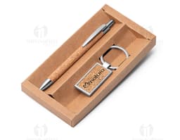 Conheça o Kit Esferográfica e Chaveiro, perfeito para quem busca praticidade e estilo! Com design elegante, ideais para uso
